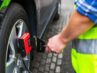 Прикурить автомобиль на дороге: как помочь себе и не навредить машине